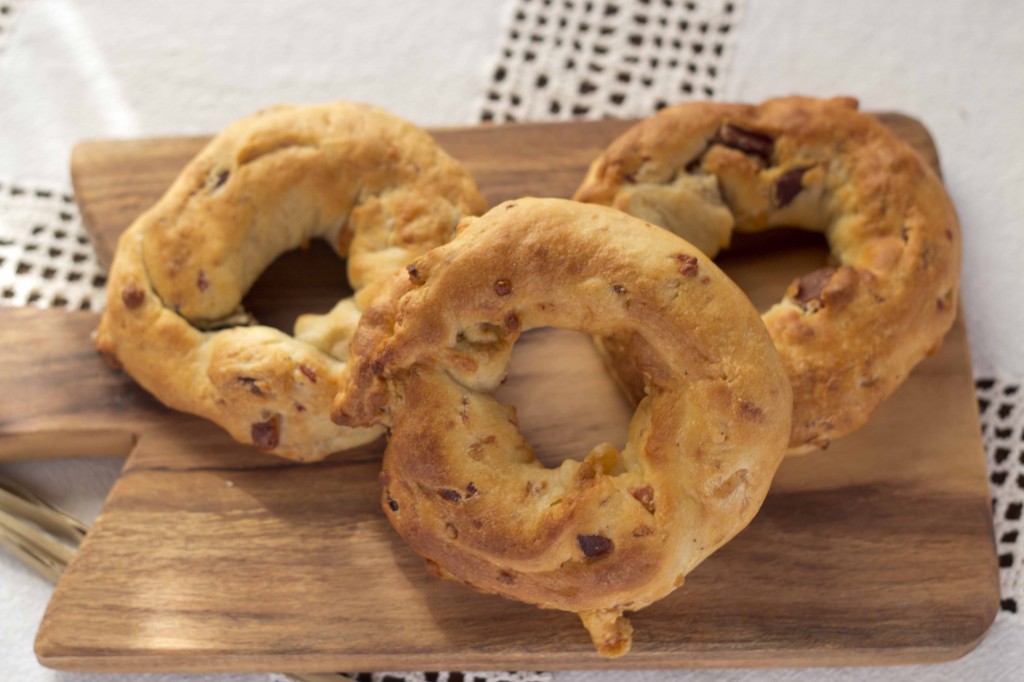 Cheese and prosciutto bread rings