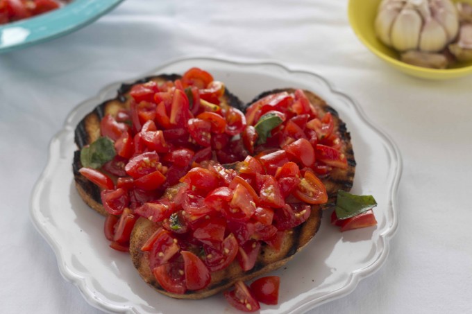 Bruschetta con pomodoro (tomatoes and basil on grilled bread) by Meimanrensheng