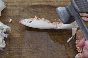 meimanrensheng.com how to dress a crab 10 crack the claws and legs with a mallet