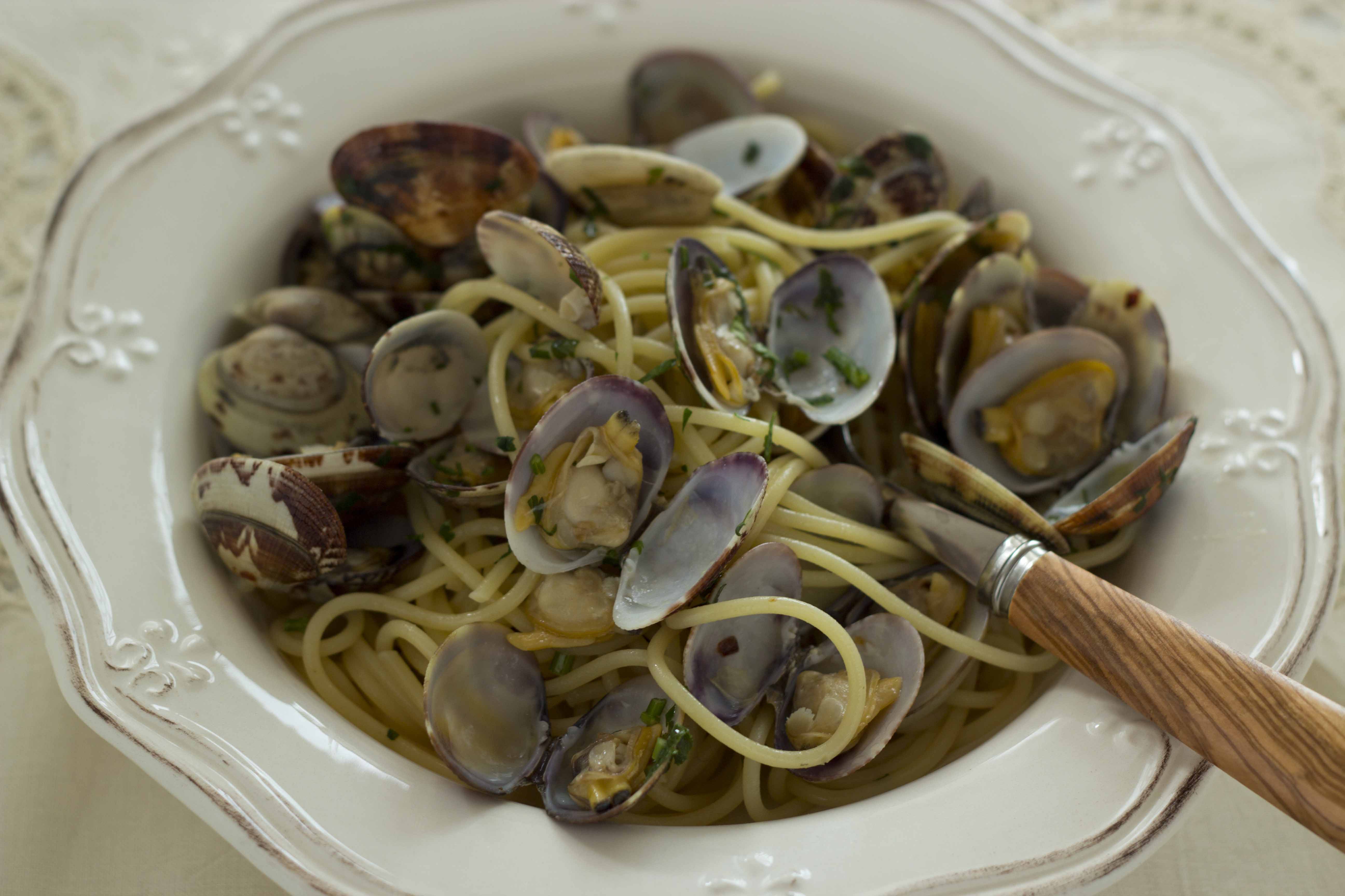Spaghetti alla vongole (spaghetti with clams) is a favourite Italian ...