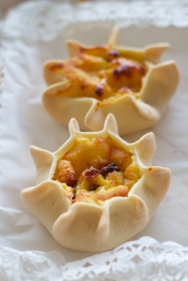 Casadinas / Ricottelle (semolina tarts filled with ricotta and raisins)