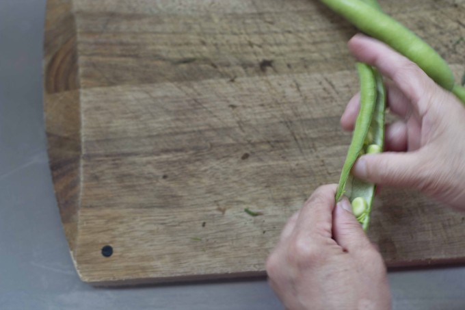 meimanrensheng 4 use your thumb to dislodge the broad beans