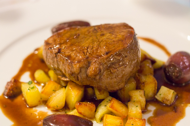 Filetto con cipolle e patatine (beef fillet with onions and potatoes)