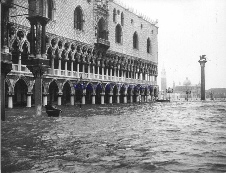 Venice flooding in 1966 by By Unknown