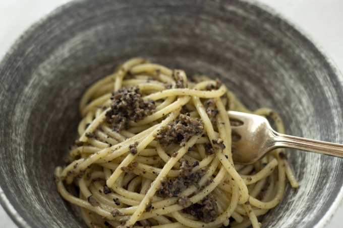Spaghetti al tartufo di Norcia (spaghetti with black truffles, anchovies and olive oil)